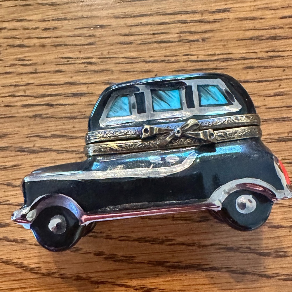 LIMOGES PEINT MAIN London Taxi Cab Trinket Box dated 2003 w/artist and numbered